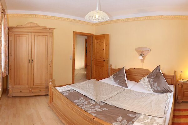 Schlafzimmer mit Doppelbett - Fewo Sonniger Balkon